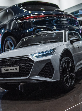 奥迪RS6儿童电动车四轮小孩汽车带遥控可坐童车宝宝玩具车可坐人