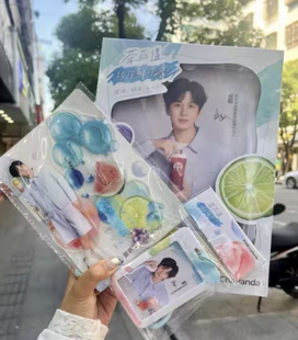 茶百道代言人成毅联名卡套立牌大卡周边水杯套发贴行李牌贴纸