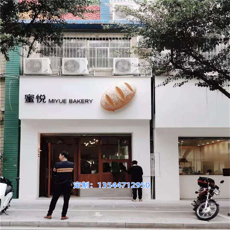 玻璃钢仿真面包雕塑烘焙店门头装饰挂件可颂面包餐饮店门口景观