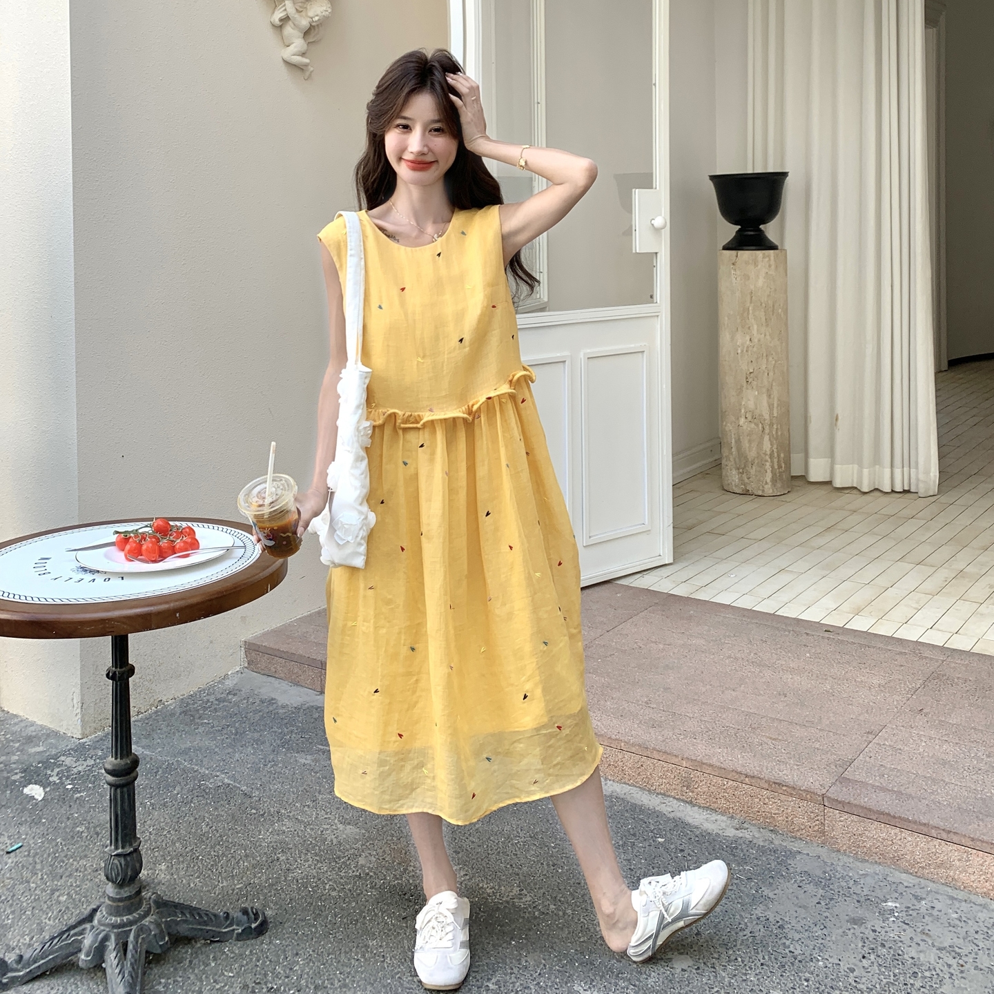 黄色爱心刺绣无袖连衣裙女2025年新款夏季法式中长款木耳边背心裙