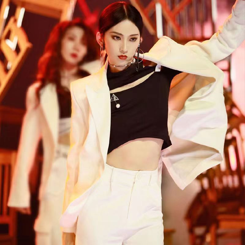 青春有你2奉陪明星女团打歌服