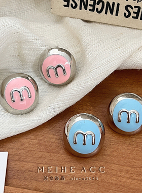 理想夏日~韩国潮流奶蓝色亮银M字母圆形耳钉清冷时髦滴油几何耳环