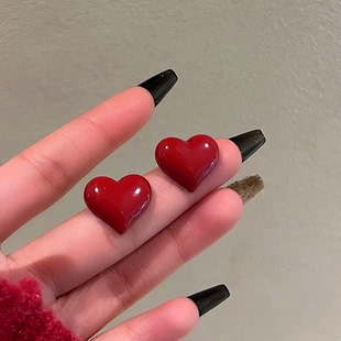 浆果红爱心耳钉 显白气质设计感耳钉 初冬氛围感小桃心耳饰韩版