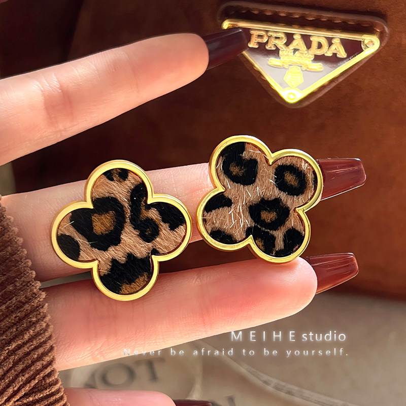巨美氛围感女主~爆款豹纹四叶草金属耳钉高档马毛贴皮甜酷风耳环