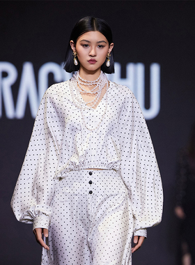 TRACYCHU【现货】白色桑蚕丝LOGO休闲百搭黑白波点长袖纯欲宽松衬