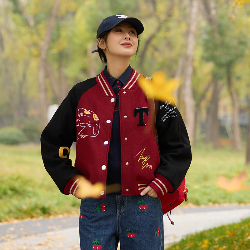 复古红重工刺绣棒球服