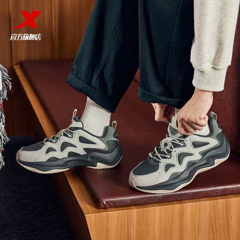 特步皮面运动休闲鞋男秋冬款保暖防水防滑厚底男鞋轻便时尚老爹鞋