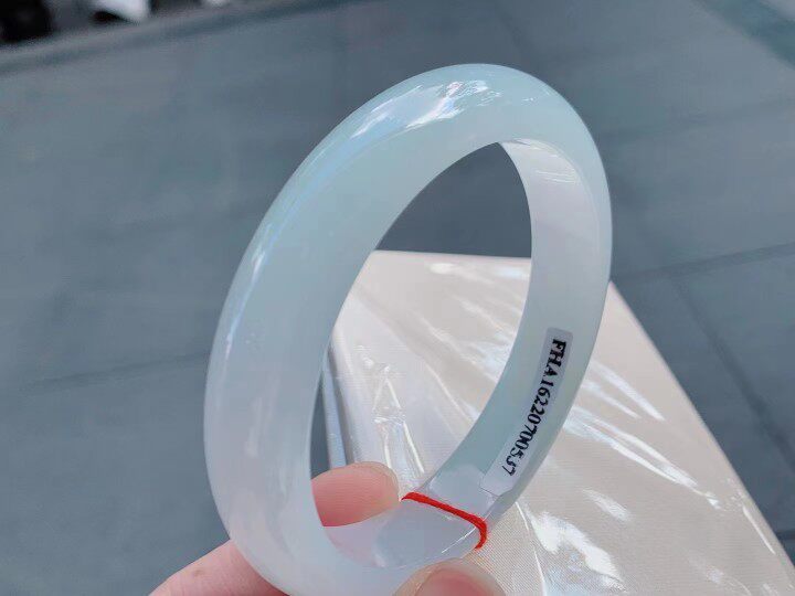 翡翠冰白玉镯子60白月光 正品带权威证书12R