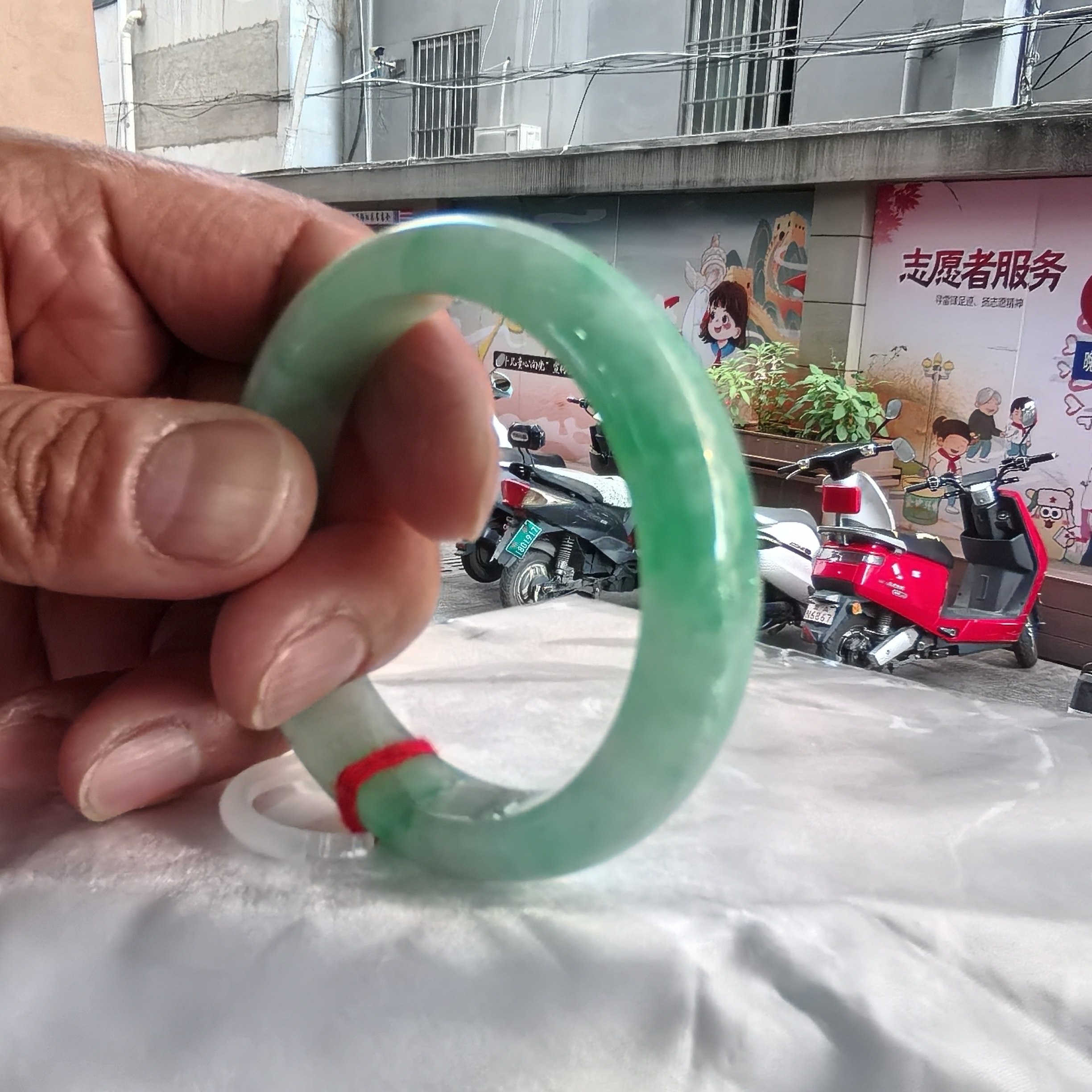缅甸翡翠手镯冰种飘绿带翠阳绿内径52无纹圆镯A货正品送权威证书