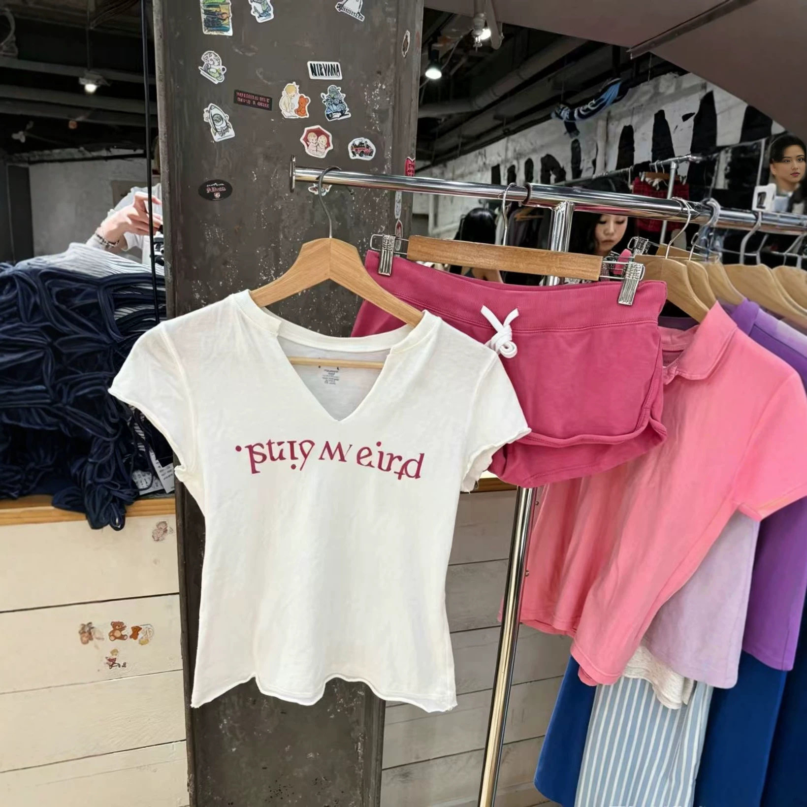 小海鸥薄透V领粉色字母短袖
