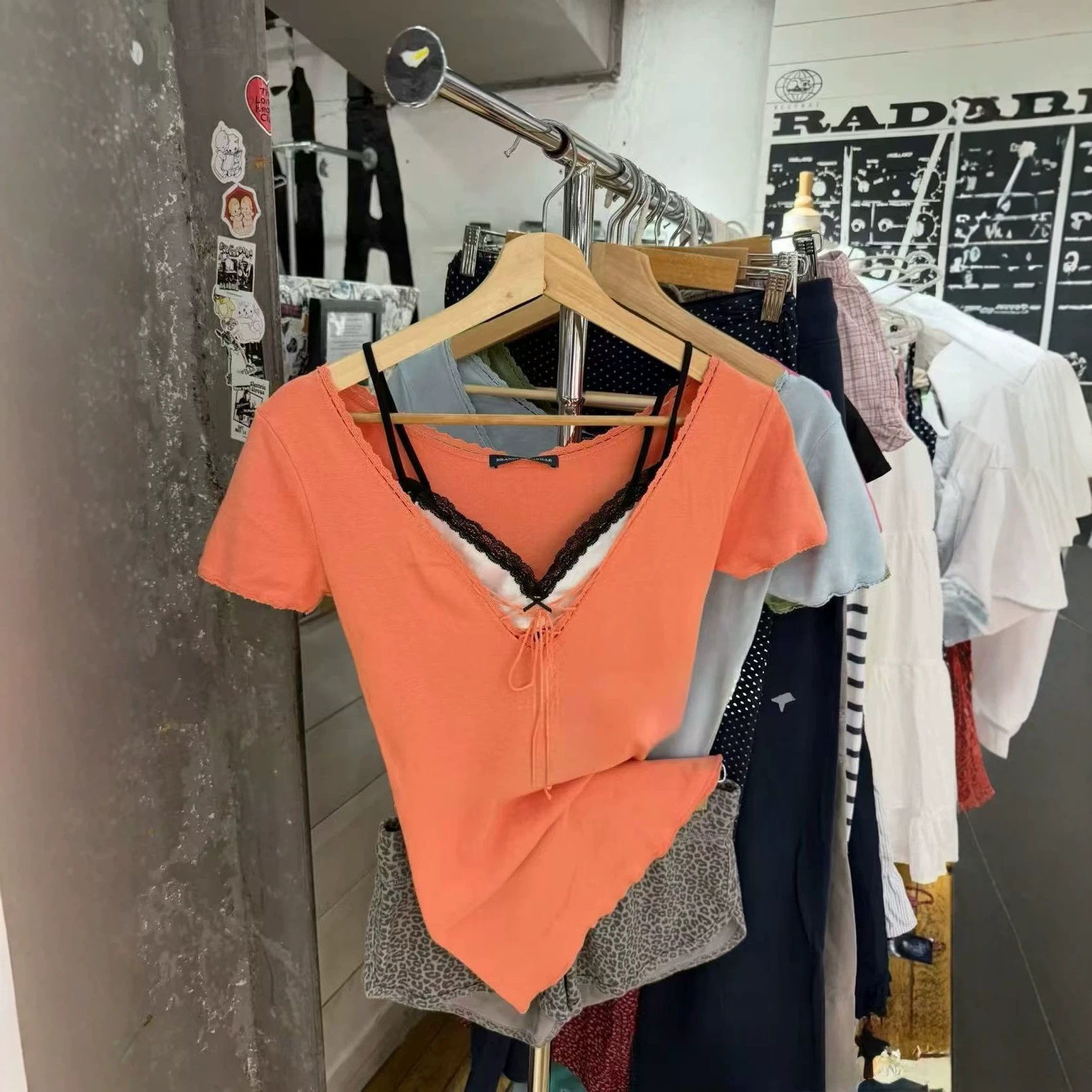 小海鸥橙色V领系带短袖
