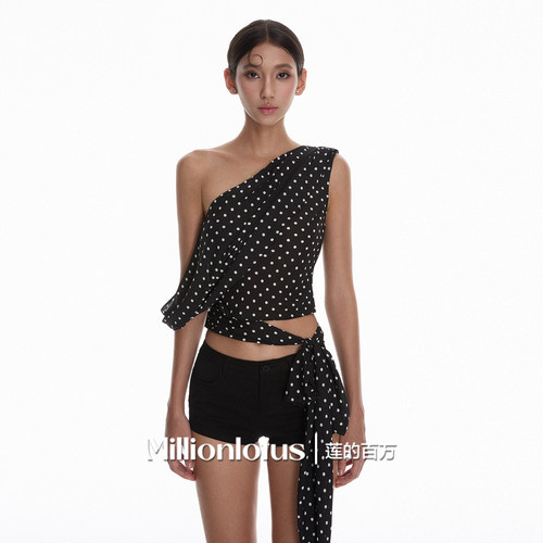 莲的百万  约会小心机两件套 复古风的波点单肩上衣 + 黑色短裤