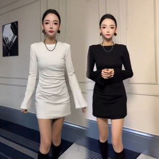 时尚辣妹风喇叭袖中长款T恤女2026秋季新款圆领修身抽褶包臀上衣