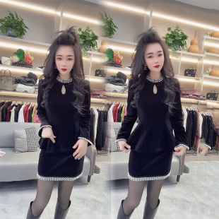 欧货精致时尚套装女2026早春新款高端气质丝绒钉珠上衣短裙两件套
