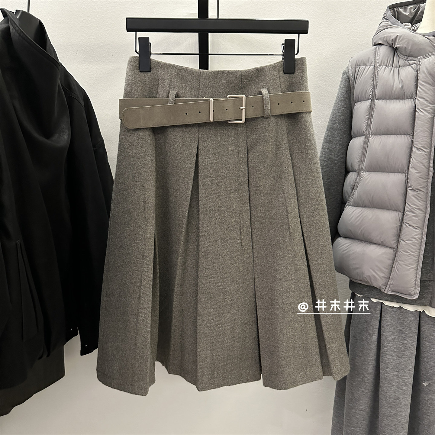 韩系复古灰绿色宽腰带百褶半身裙女冬新品高腰显瘦A字裙毛呢中裙