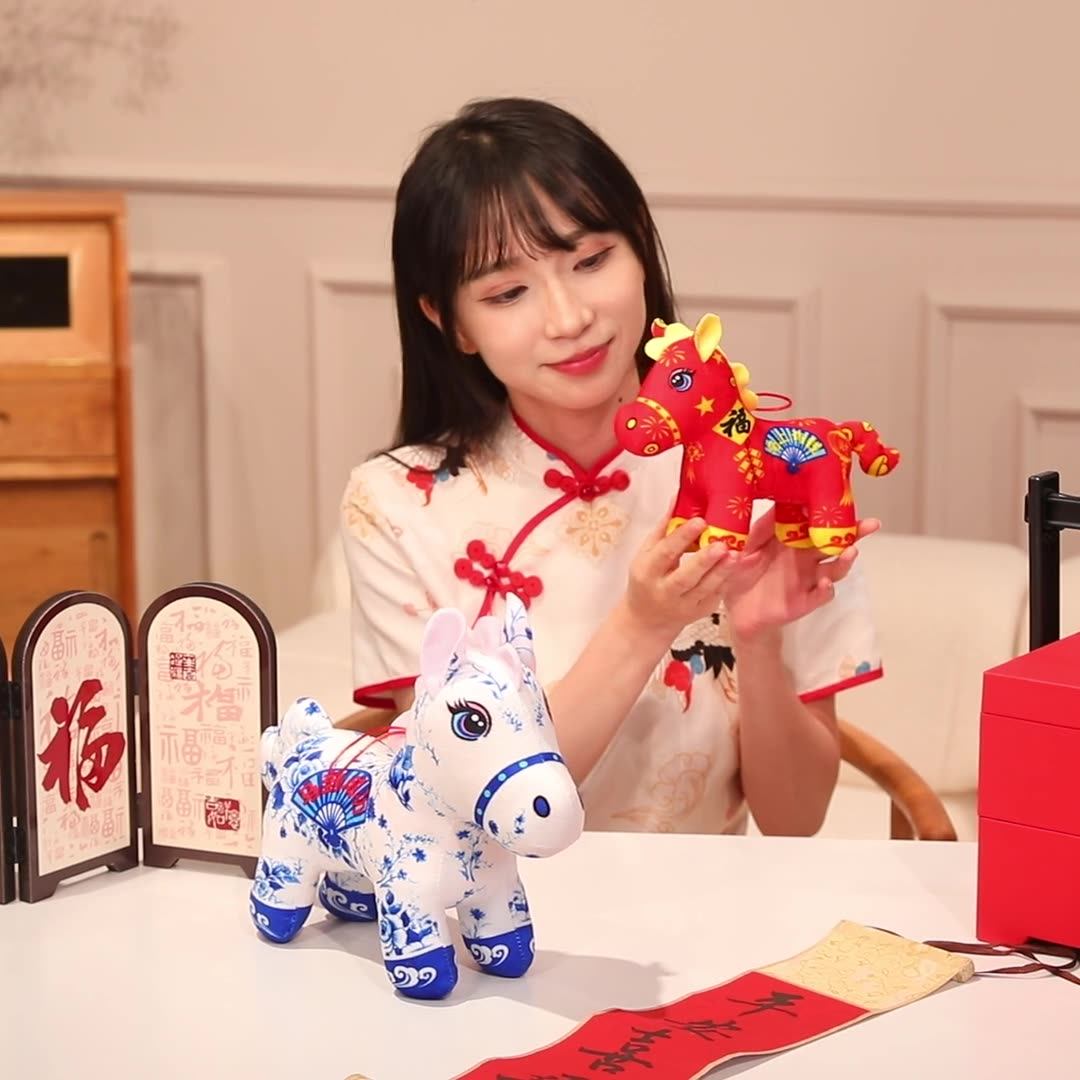 马年吉祥物毛绒玩具公仔国潮印花四角马挂件生肖马玩偶布娃娃挂件