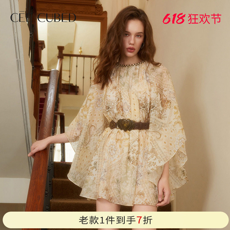 CEE CUBED黄绿古典印花圆领钉珠装饰蝙蝠袖蓬蓬连衣裙女2026新款