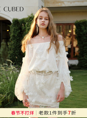 CEE CUBED立体花朵钉珠蕾丝一字肩温柔风连衣裙女2025春季新款