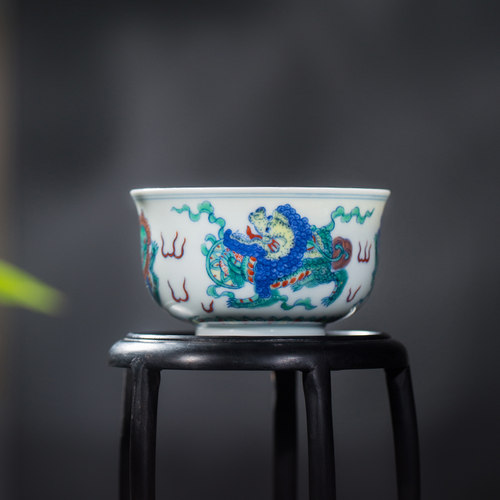 枭窑手工手绘三獅杯斗彩