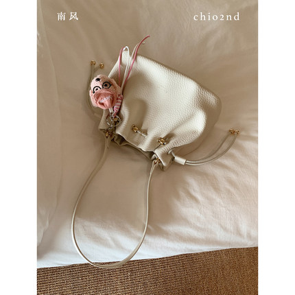 南风Chio2nd 甜澜水桶包包女款2026新款夏天抽绳休闲单肩斜挎小包