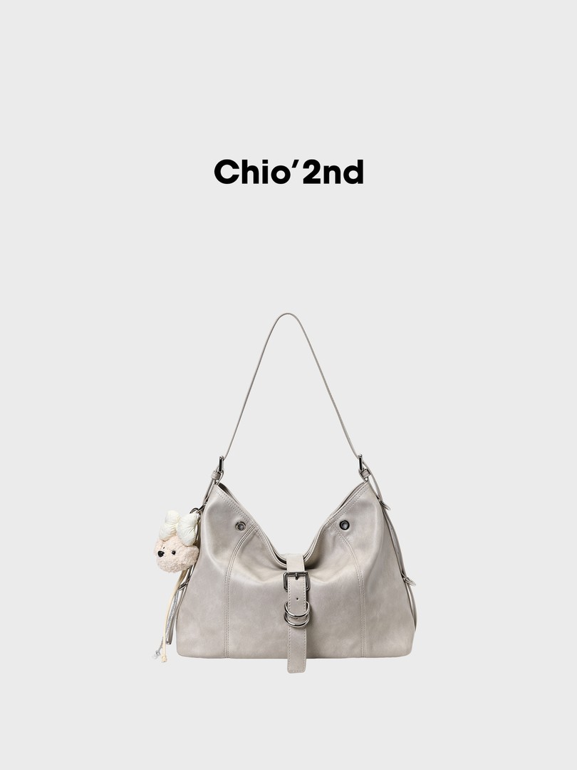 Light gray shoulder handbag with buckle detail and small charm