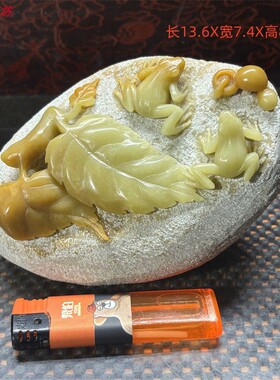 鸡血四川绿观赏石XK1282手工老青田封门金玉冻俏雕蛙趣石雕小摆件