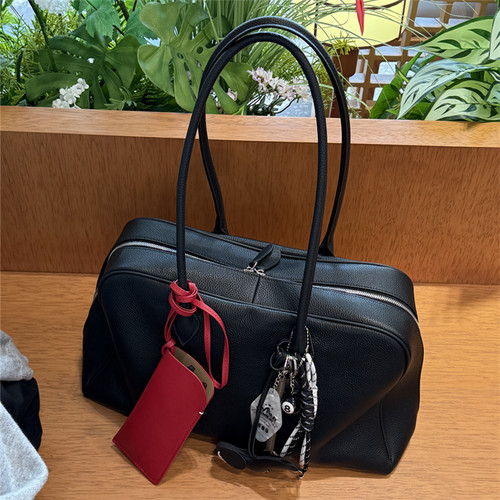 头层牛皮波士顿枕头包