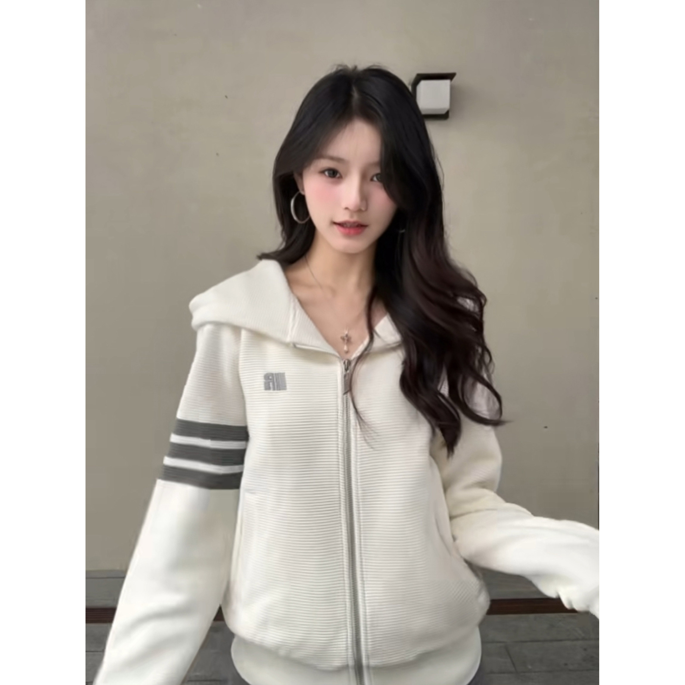 韩系复古松弛感华夫格连帽卫衣女秋冬奶杏色修身开衫短款外套上衣图片