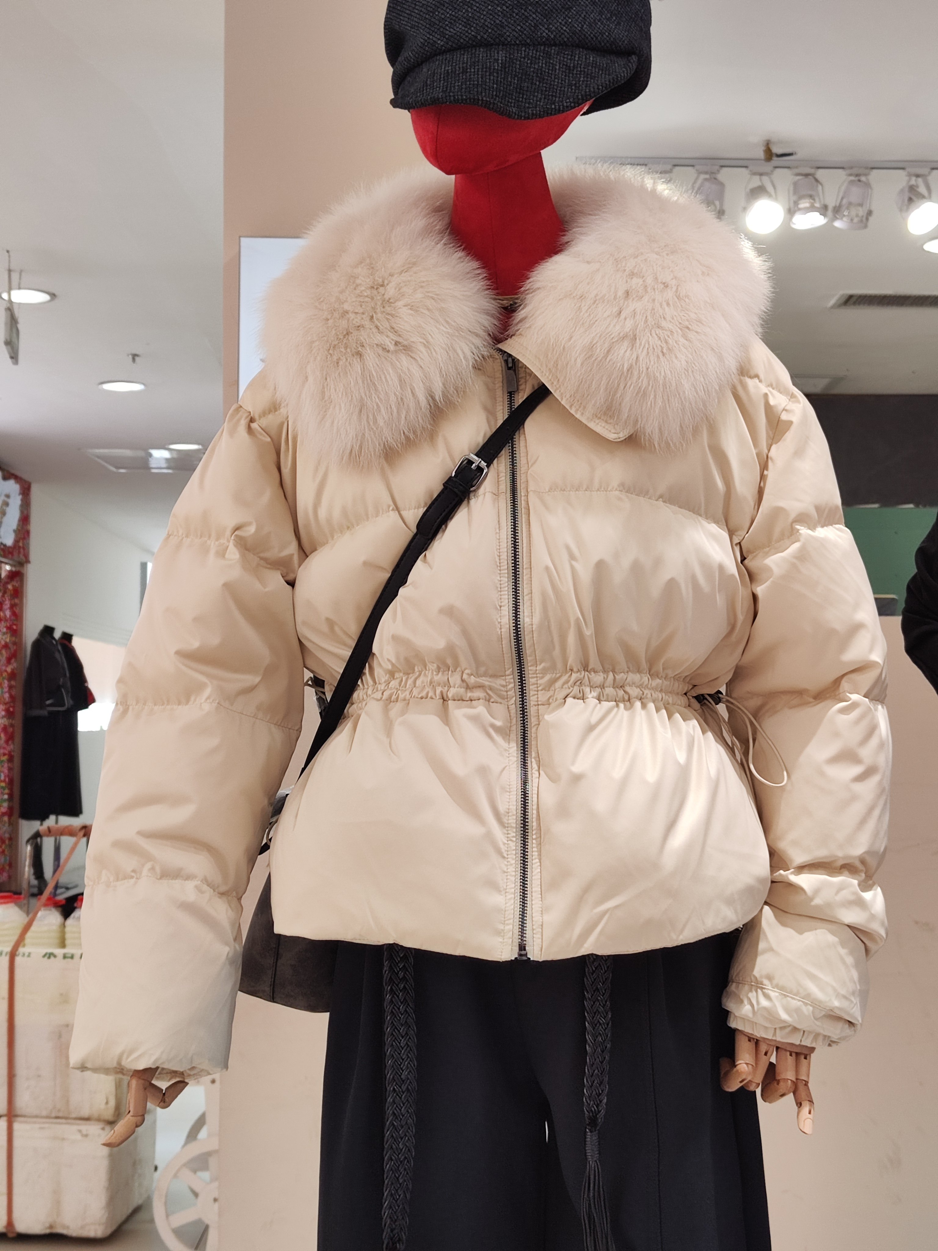 欧洲站高级感狐狸大毛领羽绒服女2025冬季加厚保暖抽绳收腰外套短