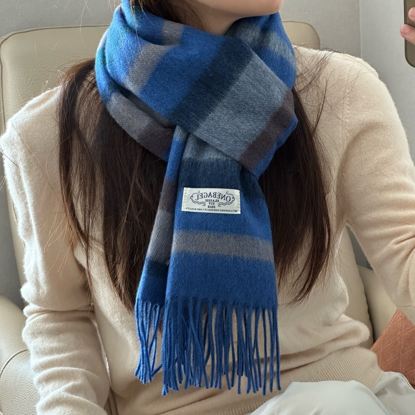 治愈蓝色格纯羊毛围巾女时髦配色