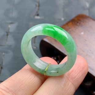 23-24号缅甸天然A货翡翠T1053内径20.5/7.2/3.6mm 辣阳绿宽边戒指