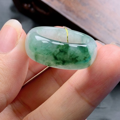 18.19号天然A货翡翠 T987 内径18.8/9/3.7mm 飘花半山水宽边戒指