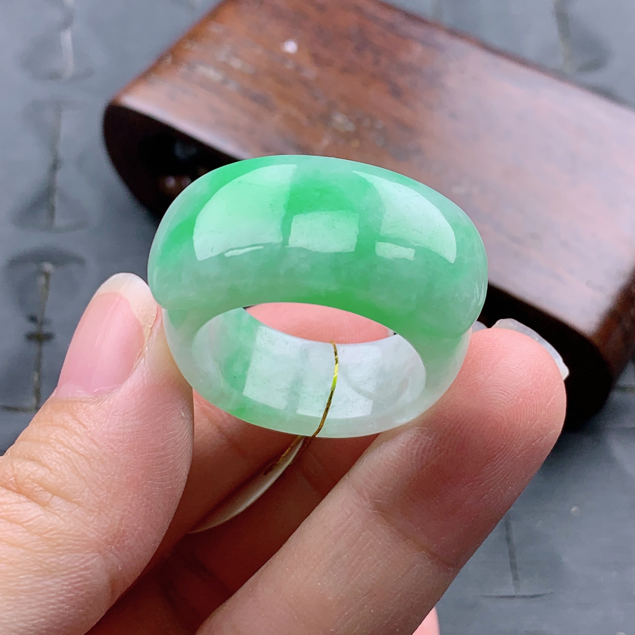 16号缅甸天然A货翡翠 T975 内径17.9/5.7/3.3mm 飘绿戒指白底青