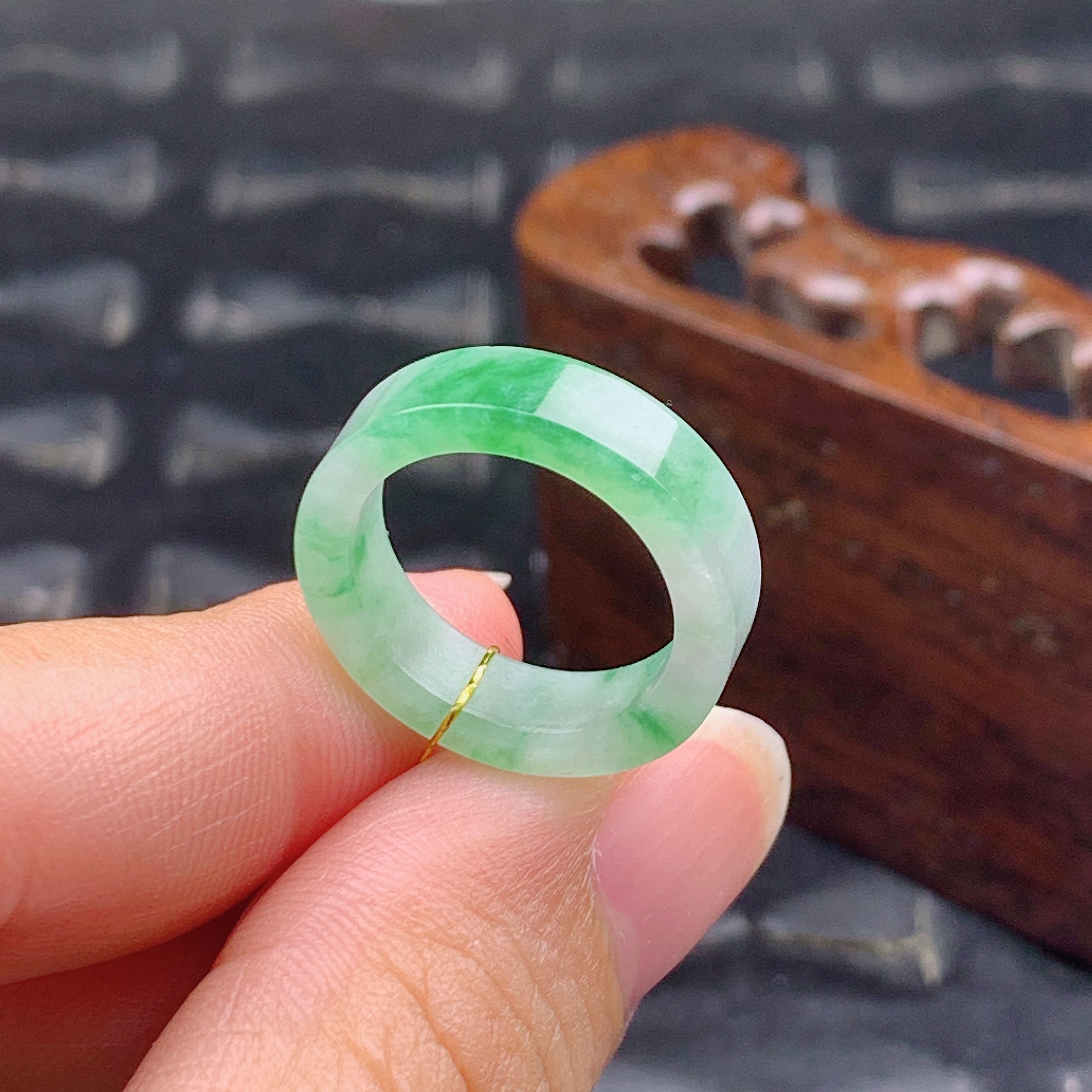9号缅甸天然A货翡翠 T921 内径15.5/5.2/2.6mm 飘绿方戒