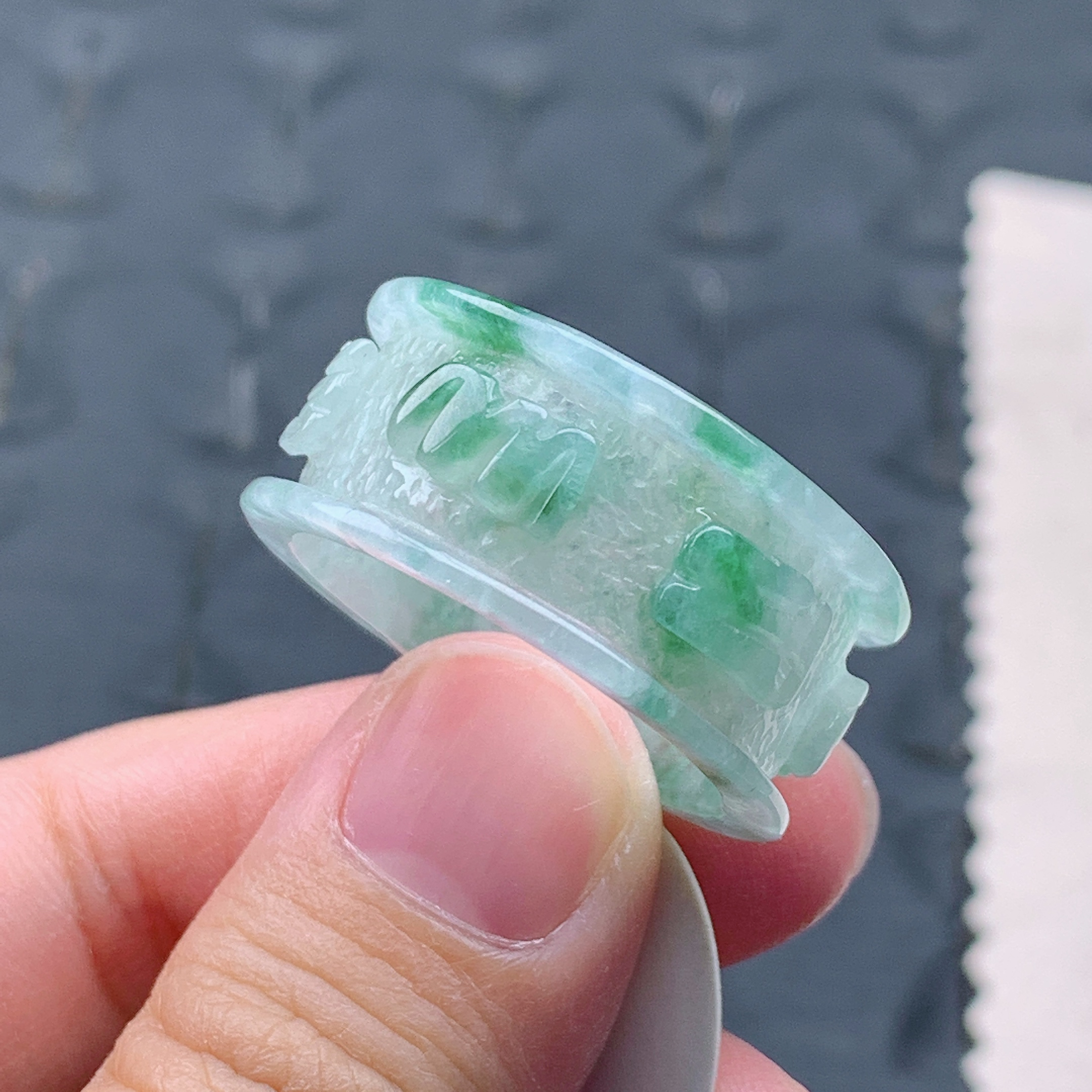 29号缅甸天然A货翡翠T516 内径22.6mm冰飘绿六字真言扳指宽边方戒