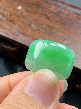 缅甸天然A货翡翠 T1068 尺寸外径18.3/10.5/2.8mm 飘绿路路通吊坠