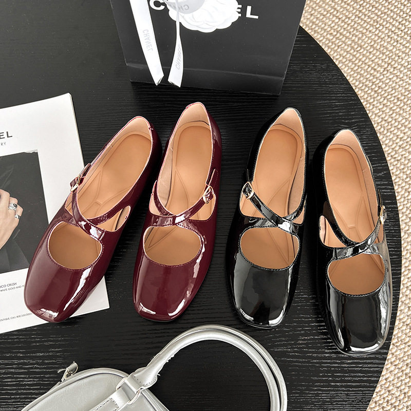 时尚方头新款平底单鞋女2026春夏扣一字交叉潮鞋休闲孕妇开车鞋女