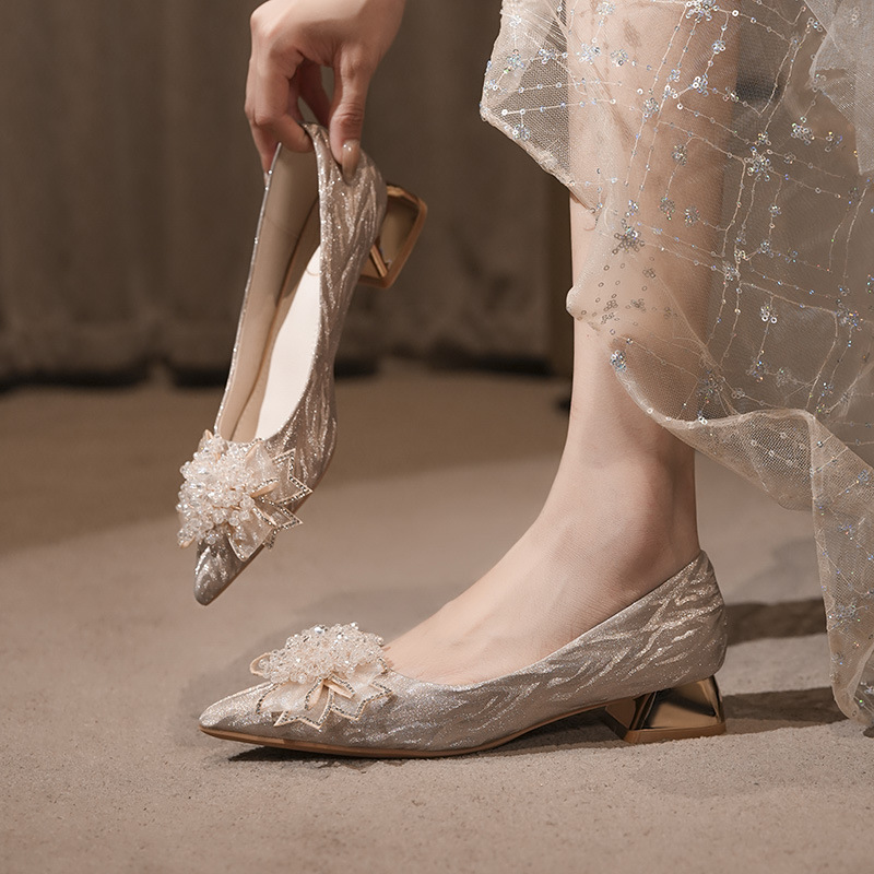 2026年新款细闪尖头水钻蝴蝶结风格低跟主婚纱婚鞋粗跟百搭单鞋女