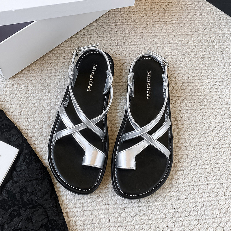 2026年新款夏季平底百搭交叉扣带套趾软底小众罗马风度假厚底凉鞋