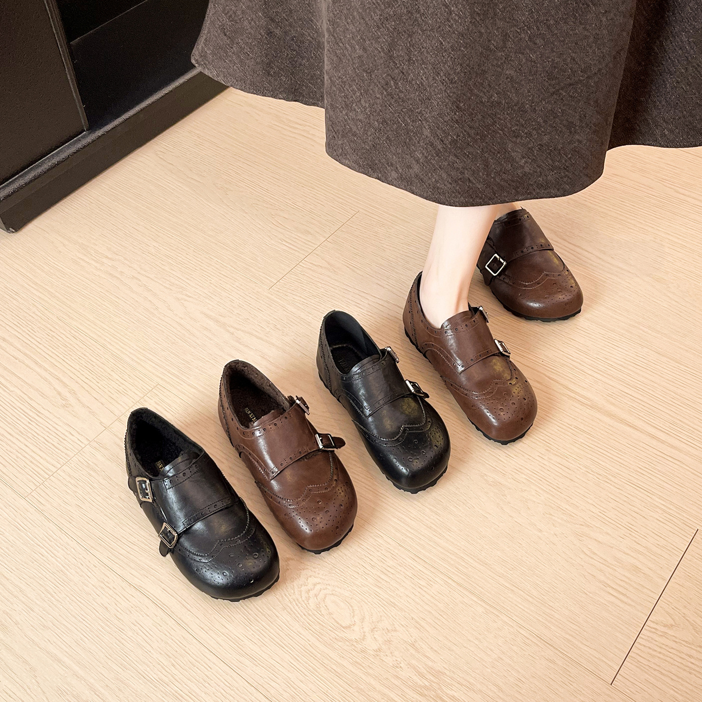 英伦风雕花乐福鞋女2026年新款秋冬季一字扣布洛克绒面雕花小皮鞋