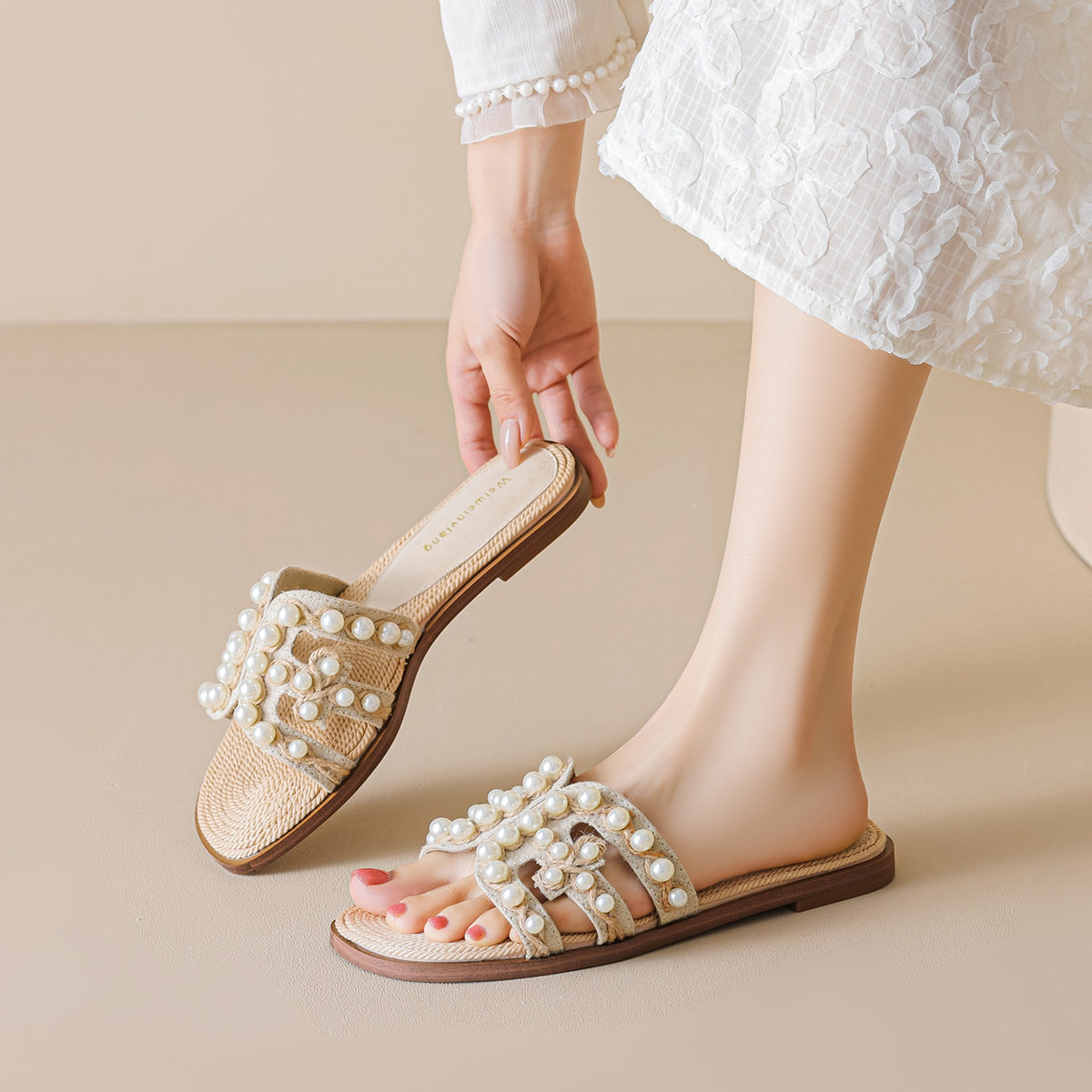 2026年新款时尚浅口草编珍珠沙滩凉拖鞋平底拖鞋女夏外穿高级感鞋