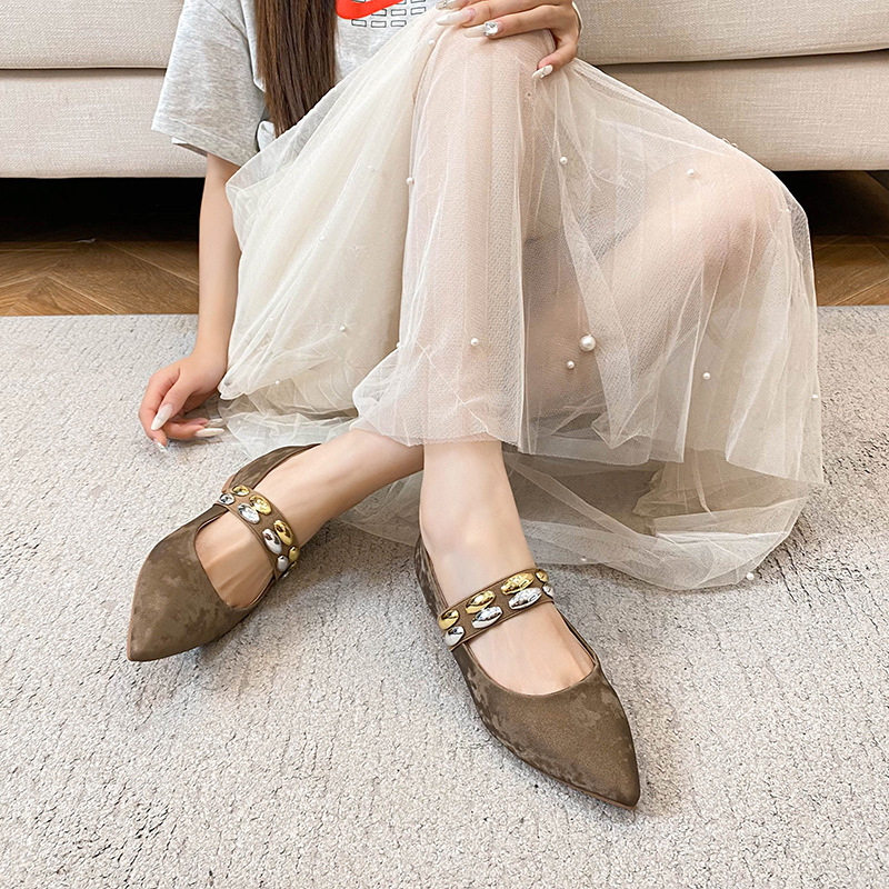 2025新款复古玛丽珍鞋尖头鞋平底水钻芭蕾舞内增高铆钉大码女单鞋