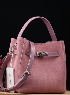 正品女包2025新款时尚复古磨砂头层牛皮水桶包女手提斜挎包63098