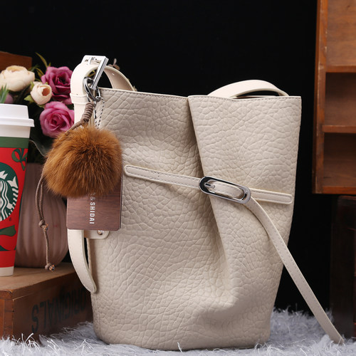 劳拉时黛2025轻奢百搭水桶包