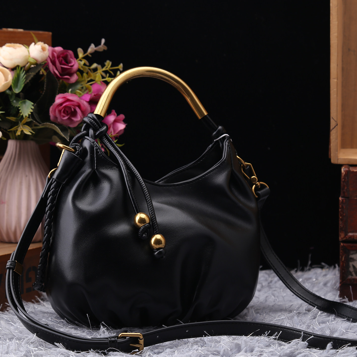 正品真皮女包2025新款小众轻奢黑色手提小包女金属手柄水桶软皮包