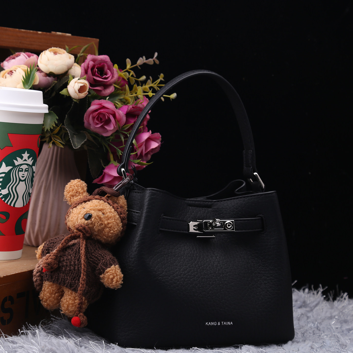 康泰娜黑色荔枝纹水桶包