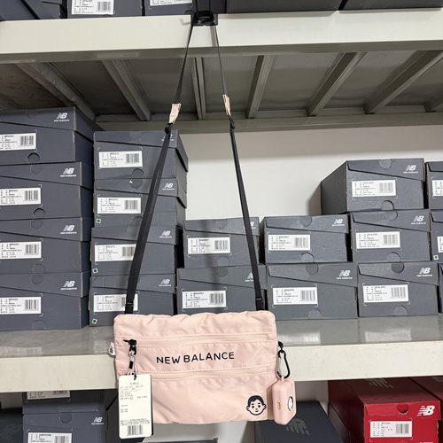 正品New Balance/NB Noritake联名休闲斜挎包单肩包浅粉LAB13603