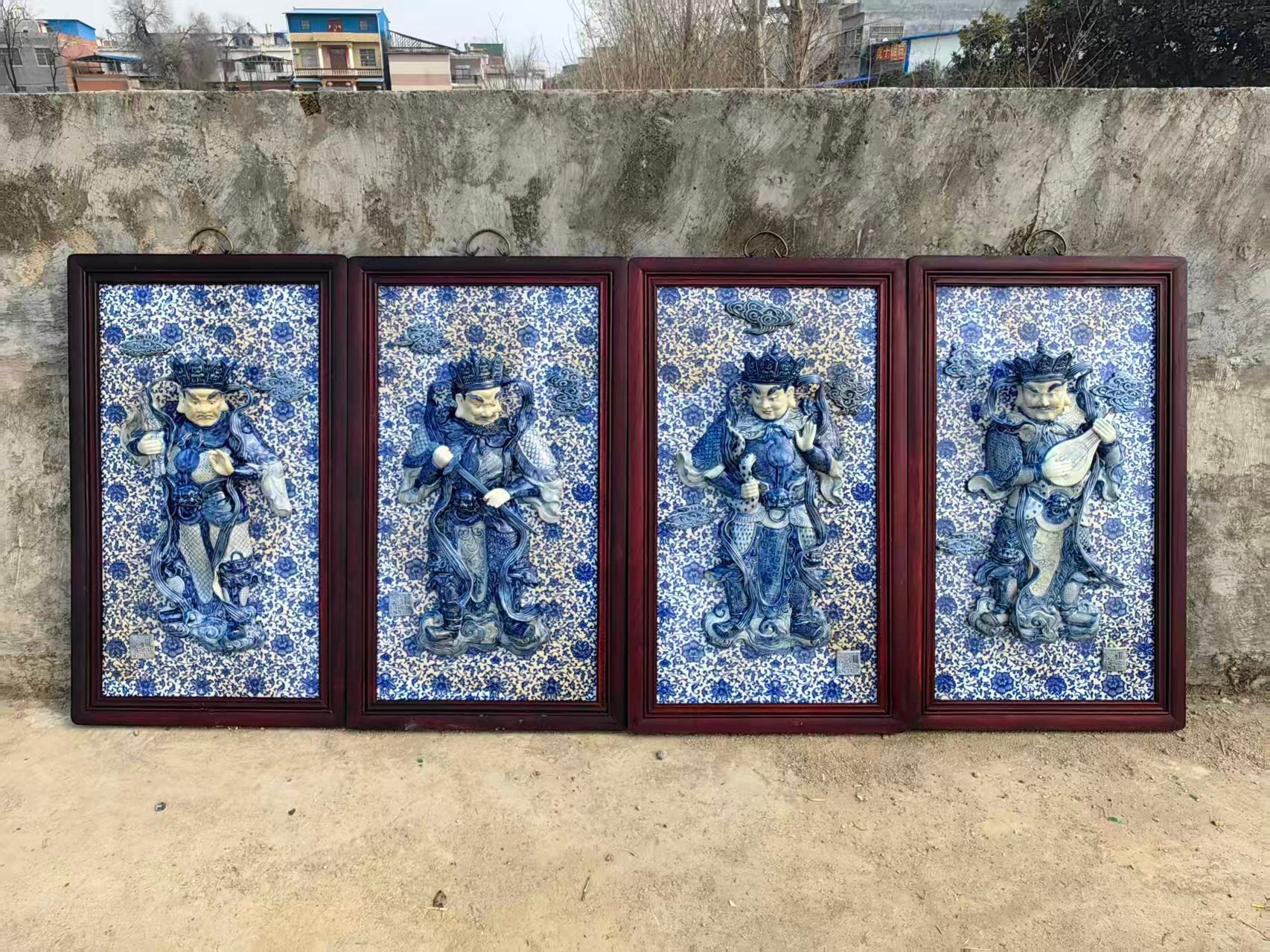 景德镇名家纯手绘红木彩绘镶瓷板画青花高浮雕人物四大天王挂屏