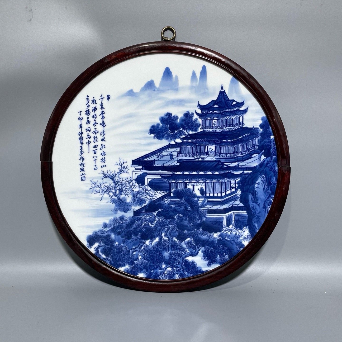 王步作品鸡翅木镶瓷板画青花山水楼台亭阁挂屏手绘圆形装饰画瓷画