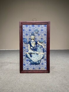 清乾隆红木镶瓷板画青花高浮雕人物自在观音挂屏纯手绘陶瓷画